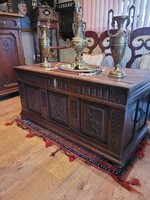 Antik faragott láda