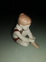 Régi Aquincum Budapest cipőt kötő fiú porcelán figura