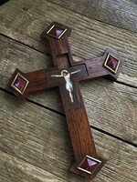 Antik fali fa kereszt benne kézzel festett porcelán (sérült), vérkövekkel díszítve.