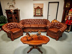 Gyönyörű állapotú valódi bőr barna színű 3+1+1 személyes barokk jellegű Chesterfield ülőgarnitúra