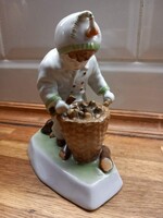 Zsolnay Rőzsehordó fiú porcelán figura.