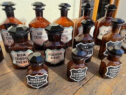 Régi nagyméretű borostyán barna színű csiszolt dugós gyógyszertári üveg, feliratos patikaüveg csomag