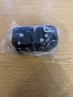 Egy pár fekete, pöttyös plüsskocka