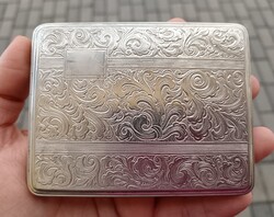 Ezüst színű fém cigarettatárca
