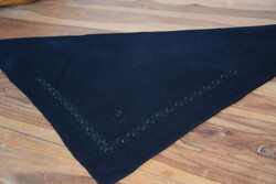 Antik régi posztó gyapjú népi fekete kézzel hímzett kendő fejkendő népviselet viselet 101 x 50