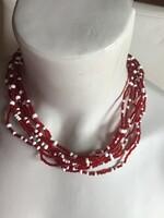 Nyolc soros, piros-fehér apró gyöngyös nyakék (d)