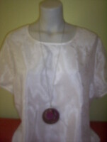 Mutatós! Ezüst színű láncon egyedi fa és gyöngyház medál  (1)