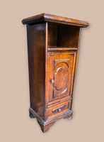 Angol stílusú keskeny komód.