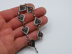 K372  Különleges vörös köves szív alakú elemekből álló ezüst karlánc