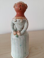 Lány virágcsokorral mázas kerámia