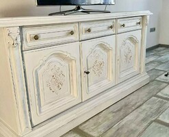 Nagyméretű, antikolt fehér tálalószekrény / komód – klasszikus, elegáns darab