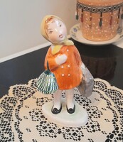 Bodrogkeresztúri ritkábban fellelhető festésű Utazó lány kerámia figura