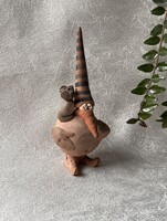 Rusztikus csíkos sapkás nagy orrú kiscicás kézműves agyagszobrocska figurális kerámia