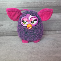 Furby lila szinű plüss figura