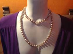 Elegáns hosszú fehér gyöngysor (d)