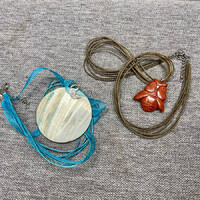 Nyakláncok jáspis és gyöngyház medállal csomag