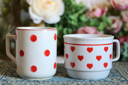 Zsolnay bögrék, egy piros pöttyös és egy piros szíves egyben, nosztalgia, nagymama, kakaó, tej, kávé