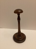 Fa , kalap , parókatartó .