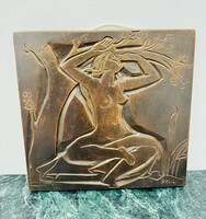 Pándi Kiss János (1905–1986) Munkácsy-díjas szobrászművész alkotása, amelynek címe „Éva”.