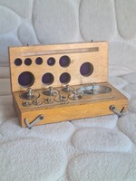 Antik patika súlyok eredeti fa dobozban Károly Frigyes orvosi műszerérsz, Budapest VI. Kígyó tér 1.