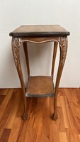 Antik vintage stílusú faragott, fa posztamens kis két szintes téglalap alakú asztalka