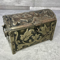 Antik stílusú domornyomott fém kincsesláda