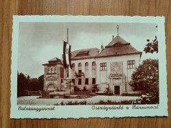 Régi képeslap, Balassagyarmat,Országzászló a múzeummal, Weinstock kiadás, postatiszta