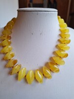 Borostyán jellegü nyaklánc