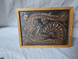 Réz veretes páva motívumos fa kártya doboz.