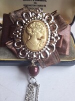 Kamea,szatén masnis bross/kedves kis darab/