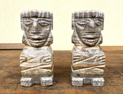 Régi onix vagy márvány azték vagy maja stílusú szobrok, könyvtámasz