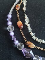 Kék lila zöld árnyalatú üveg és peridot hegyikristály ásvány nyaklánc csomag