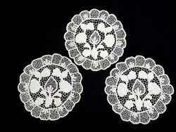 Fehér Kalocsai mintával hímzett riselt terítő 19 cm darabra