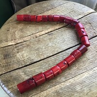 Óriás méretű bambusz korall darabok felfűzve.