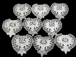 Selyem fehér Kalocsai mintával hímzett riselt szív alakú terítő kb. 22 x 19 cm darabra