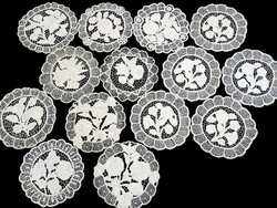 Fehér Kalocsai mintával hímzett riselt terítő 19 cm darabra