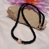 Édesvízi  gyönggyel  díszített kristály nyaklánc . Finom  elegancia