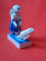 Ritkább festésű Zsolnay tyúkot etető kislány / Annuska porcelán figura