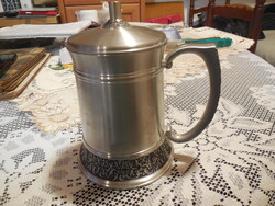 Sörös krigli  , ónból  ( pewter )felülete megmunkálva  . esztergálással , ami szép felületet képez
