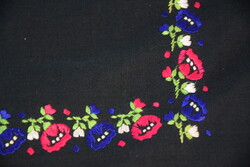 Antik régi népi fekete kézzel hímzett kendő fejkendő népviselet viselet 77x 70