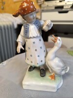 Herendi libát etető kislány szobor figura