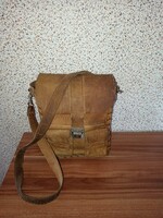 Vintage, rusztikus bőr válltáska.