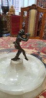 Bronz furulyázó fiú ónix hamutartó. Nagyon szépen kidolgozott. 11 cm magas maga a bronz figura.