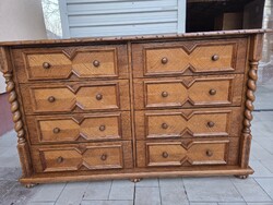 Eladó egy NAGY MÉRETŰ 8 fiókos KOLONIÁL komód .