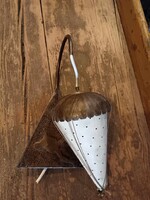 Ejtőernyős lámpa, réz domborított díszítéssel, hiányos de felújítható 20. század közepéről LEÁRAZVA!