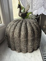 Álomszép nagy méretű Keleti páva fogós bordás fém doboz.