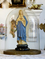 Régi, nagy méretű, ovális üvegbúra fa talppal, alatta Szűz Mária Szent Szív gipsz szobor, figura