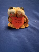 Kézműves terrakotta kutyuspár figura – Miskolc-Tapolca szuvenír ​Szöveg: