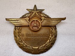 Balesetmentesen közlekedésért réz tábla hűtőrácsra szerelhető 1970.