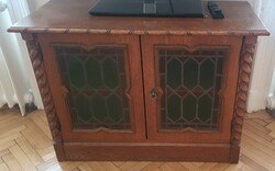 Ólomüveges betétekkel és csavart oszlopokkal díszített koloniál komód.